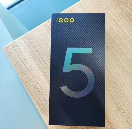 预约人数破20万 iQOO 5将到来：120W闪充仅15分钟满血