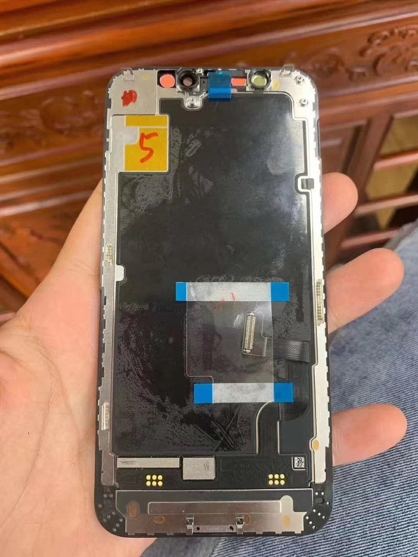 苹果iPhone 12设备爆料：机身轻松单手掌握