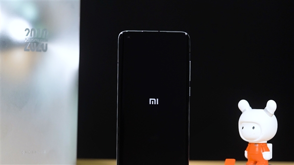 小米10至尊纪念版上手体验：实现第一批量产120W有线秒冲