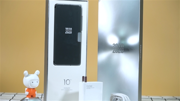 小米10至尊纪念版上手体验：实现第一批量产120W有线秒冲
