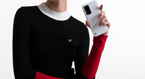 坚果 R2 现身：纯白机身