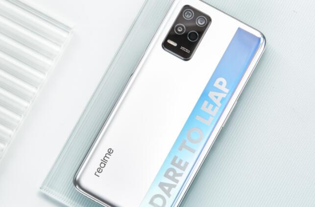 “千元机皇”realme Q3 系列明日开售：支持5G高刷屏