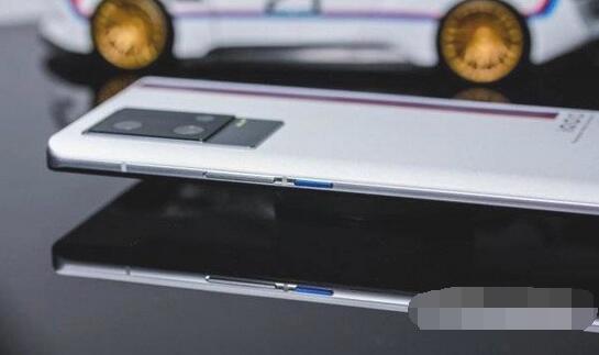 iqoo8pro和苹果12哪个好？iqoo8pro和苹果12对比介绍