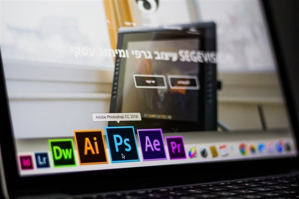 Adobe正式推出网页版 Photoshop 与 Illustrator
